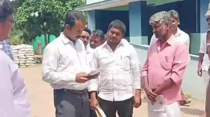 கடையநல்லூர்: தென்காசி ஆட்சியரிடம் ஆய்க்குடி பேரூராட்சி மன்ற தலைவர் சுந்தர்ராஜன் கோரிக்கை மனு அளித்தார்