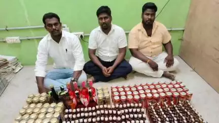 வானூர்: கீழ்புத்துப்பட்டு பகுதியில் காரில் கடத்தி வந்த பாண்டிச்சேரி மது பாட்டில்கள் பறிமுதல் மூன்று பேர் கைது