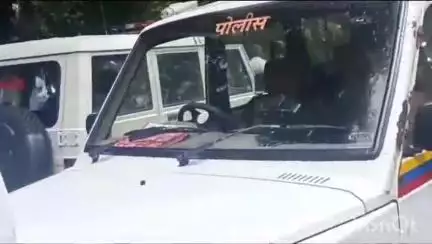 माढा: कुर्डूवाडी शहरात महिलेच्या गळ्यातील दागिने पळवणाऱ्या मोटरसायकलवरील चोरांचा प्रयत्न फसला, कुर्डूवाडी पोलिसांत घटनेची नोंद