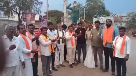 పాపన్నపేట్: పాపన్నపేట్ మండల కేంద్రంలో కొవ్వొత్తులతో పహల్ గామ్ మృతులకు నివాళులు;
మండల బిజెపి అధ్యక్షులు రాములు