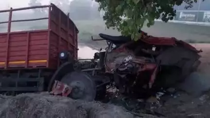धमदाहा: बी कोठी धमदाहा मुख्य सड़क पर चंद रही पुल के समीप सड़क दुर्घटना में एक की मौत, दो अन्य घायल, घटना बीती रात घटी