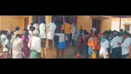ಸಿರಗುಪ್ಪ: ಹಚ್ಚೋಳ್ಳಿ ಕರೂರು ತಾಳೂರು ಗ್ರಾಮಗಳಲ್ಲಿಜೋಳ ಖರೀದಿಯ  ಟೋಕನ್ ಪಡೆಯಲು ನೋಂದಣಿ ಮಾಡಿಸಲು ಮುಗಿ ಬೀಳುತ್ತಿರುವ ರೈತರು  ವೃದ್ಧರು ಮಹಿಳೆಯರ ಸಂಕಷ್ಟ
