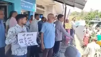 रक्कड़: पहलगाम में हुए आतंकी हमले को लेकर रककड़ बाजार में स्थानीय लोगों ने तहसीलदार को सौंपा ज्ञापन