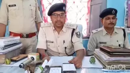 फुलपरास: फुलपरास थाना क्षेत्र में एनएच 27 पर लोहिया चौक के पास पुलिस ने रात्रि गश्त के दौरान एक नाबालिग सहित दो लोगों को पकड़ा