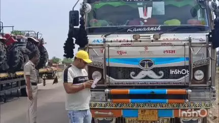 ग्रीन पार्क ढाबे के पास खनिज राजस्व और पुलिस ने की कार्रवाई, अवैध रेत का परिवहन करते हुए चार डंपर और एक जेसीबी मशीन ज़ब्त की