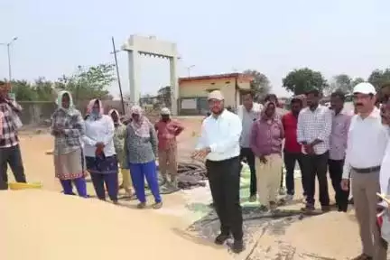 నేరేడుచర్ల: ధాన్యాన్ని వెంటనే మిల్లులకి తరలించాలి: నేరేడుచర్లలో కలెక్టర్  తేజస్