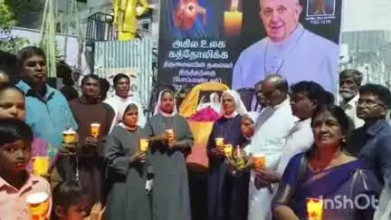 ஆற்காடு: ஆற்காடு பேருந்து நிலையத்தில் மறைந்த போப் பிரான்சிஸ் திருஉருவ படத்திற்கு மலர் தூவி அஞ்சலி செலுத்தப்பட்டது