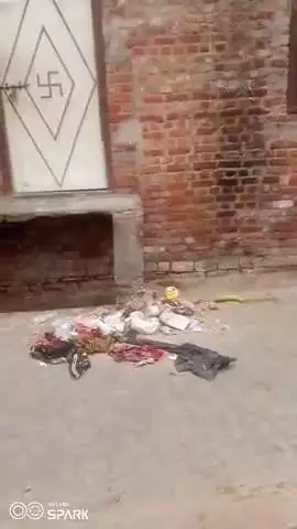 नगर पालिका परिषद फरीदपुर के सफाई कर्मी की सरेआम गुंडागर्दी रूपए ना देने पर कूड़े को ठेली से उठा के गेट के सामने फेक दिया