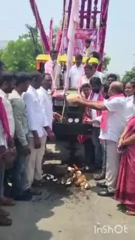 గీసుగొండ: లక్ష్మీనరసింహస్వామి దేవాలయం ఆర్చి వద్ద కొబ్బరికాయ కొట్టి ప్రబా బండ్లను ప్రారంభించిన మాజీ ఎమ్మెల్యే ధర్మారెడ్డి
