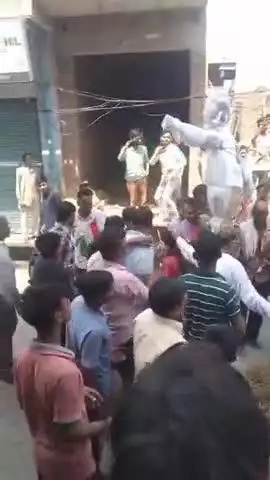 पहलगाम में हुए आतंकी हमले मैं शहीद हुए जवानों को देखते हुए दोघट ग्राम वासियों ने इकट्ठा होकर आतंकियों का पुतला जलाया