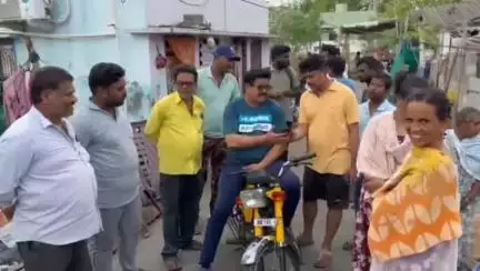 మచిలీపట్నం: 7 వార్డులోని పరిసర ప్రాంతాలకు ద్విచక్ర వాహనంపై వెళ్లి స్థానిక ప్రజల సమస్యలు తెలుసుకుంటున్న గుడివాడ MLA వెనిగండ్ల రాము