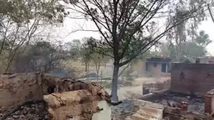 रामपुर बागेलन..ग्राम.गोलाहटा देवरी में लाइट से आग लगाने के कारण घार का LPG सेलंडर फाटने के कारण आग ने विक्रल रुप लिया!!