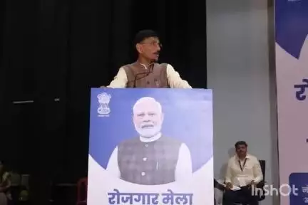 मुख्य अतिथि, श्री संजय सेठ (रक्षा राज्य मंत्री) 26-04-2025 को रांची में आयोजित रोजगार मेला के अवसर पर सरकारी नौकरी में चयनित उम्मीदवारों को प्रेरक भाषण देते हुए।