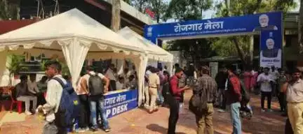 26-04-2025 को रांची में आयोजित रोजगार मेले के अवसर पर सरकारी नौकरी में चयनित उम्मीदवारों का उत्साहपूर्ण माहौल।
