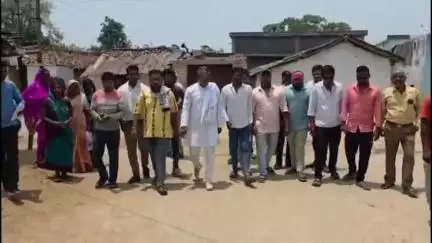 बागबाहरा के नागरिकों ने अघोषित बिजली कटौती से त्रस्त होकर कांग्रेस नेता अंकित बागबाहरा के नेतृत्व में बिजली दफ्तर का घेराव किया