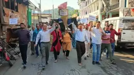 गैरसैण: गैरसैंण के मेहलचौरी बाजार में व्यापारियों ने पहलगाम में हुई घटना को लेकर पाकिस्तान के खिलाफ जुलूस निकालकर पुतला फूंका