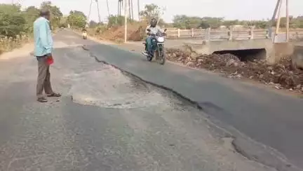 మచిలీపట్నం: వానపాముల గ్రామంలో రోడ్డును పరిశీలించిన సీపీఎం జిల్లా ఉపాధ్యక్షుడు ఆర్సీపీ రెడ్డి