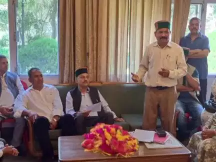 तकलेच: खोपडी में हिमाचल किसान बागवान यूनियन द्वारा आयोजित बैठक में किसानों व बागवानों को वन अधिकार के बारे में दी गई जानकारी