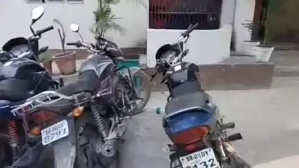 बाजपट्टी: बनगांव से पुलिस ने 468 लीटर नेपाली शराब के साथ दो बाइक जब्त किए