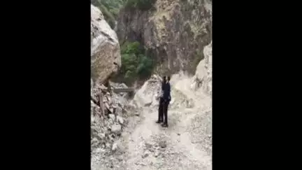 मुनस्यारी: एसडीएम आशीष जोशी ने चीन सीमा को जोड़ने वाली मुनस्यारी मिलम सड़क का किया निरीक्षण