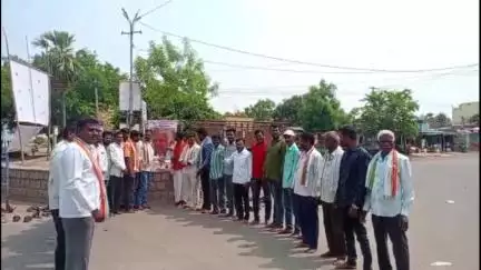 ఇల్లందకుంట: కాంగ్రెస్ పార్టీ ఆధ్వర్యంలో మాజీ మంత్రి స్వర్గీయ MSR వర్ధంతి కార్యక్రమం పూలమాలవేసి నివాళులర్పించిన నాయకులు