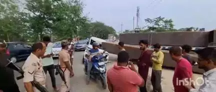পলাশবাৰী: মিৰ্জা বৰকুছীৰ চ'কত ভয়ংকৰ পথ দূৰ্ঘটনা, এখন বলেৰ' বাহনৰ ওপৰত বাগৰিল প্ৰকাণ্ড লোহা,কথমপি প্ৰাণ ৰক্ষা চালকৰ