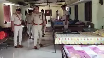 बिशुनपुर: एसपी ने बिशुनपुर और गुरदरी थाने का किया औचक निरीक्षण