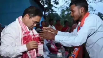 চাৰিদুৱাৰ: তাৰাজুলি চাহ বাগিচাত ভাৰতীয় জনতা পাৰ্টিৰ উদ্যোগত এখন নিৰ্বাচনী প্ৰচাৰ সভা অনুষ্ঠিত হয়,উক্ত সভাত উপস্থিত থাকে বিধায়ক
