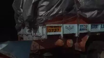 మునగాల: మునగాలలో ఆగి ఉన్న లారీని ఢీకొట్టిన కారు, ఒకరు మృతి, మరొకరికి గాయాలు