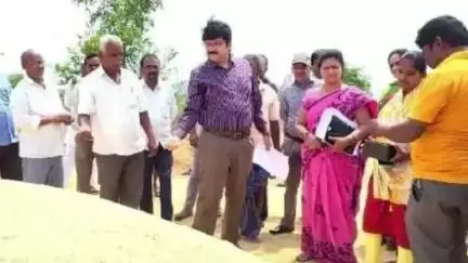పోచంపల్లి: భూదాన్ పోచంపల్లి మండలంలోని పలు గ్రామాలలో పిఎసిఎస్ ధాన్యం కొనుగోలు కేంద్రాలను పరిశీలించిన జిల్లా కలెక్టర్ హనుమంతరావు