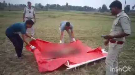 ইন্দপুর: গোলকপুর গ্রামের মাঠে অজ্ঞাত পরিচয় এক মহিলার পচা গলা দেহ উদ্ধার করল পুলিশ