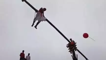 बूरमू: बुढमू प्रखंड के गेसवे में मंडा पूजा का झुलन के साथ समापन