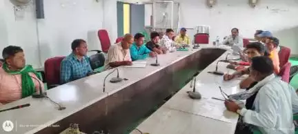 मारगोमुंडा: राशनकार्ड धारी लाभुकों का शत प्रतिशत ekyc कराने को ले मारगोमुण्डा प्रखण्ड कार्यालय में MO ने PDS डीलरों के साथ बैठक।