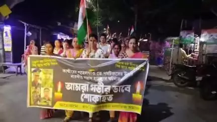 বাদুড়িয়া: কাশ্মীর সন্ত্রাসবাদী হামলায় নিহতদের স্মরণে বাদুড়িয়ায় মোমবাতি মিছিল সচেতনত নাগরিক সমাজের