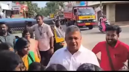 ചെങ്ങന്നൂർ: വേനൽതുമ്പി കലാജാഥയിലെ കുട്ടികൾക്ക് ആശംസകളുമായി ചെന്നിത്തലയിൽ മന്ത്രി സജി ചെറിയാൻ എത്തി