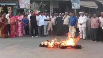 మచిలీపట్నం: చల్లపల్లిలో అఖిలపక్ష, ప్రజాసంఘాల ఆధ్వర్యంలో వినూత్నరీతిలో నిరసన వ్యక్తం