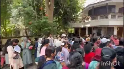 പറവൂർ: കോടികളുടെ പാതിവില തട്ടിപ്പ്, വടക്കൻ പറവൂരിൽ ജനസേവ സമിതി ചെയർമാന്റെ വീട്ടിലേക്ക് പ്രതിഷേധവുമായി ഇരകൾ