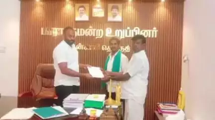 வத்திராயிருப்பு: வத்திராயிருப்பு பகுதியில் உள்ள கண்மாய்களை தூர்வாரக் கூறி எம்பி அலுவலகத்தில் மனு