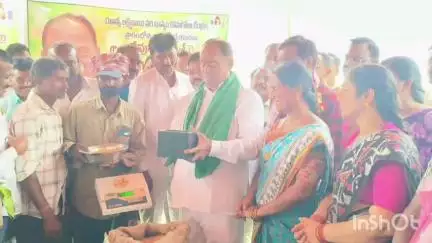 సంగెం: చింతలపల్లిలో వరి ధాన్యం కొనుగోలు కేంద్రంలో బోనస్ ఇవ్వడంతో హర్షం వ్యక్తం చేస్తున్న రైతులు