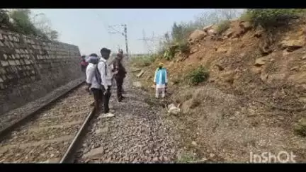 सोनभद्र मारकुंडी रेलवे ट्रैक पर मिला अधेड़ व्यक्ति का शव क्षेत्र में सनसनी शिनाख्त में जुटी पुलिस