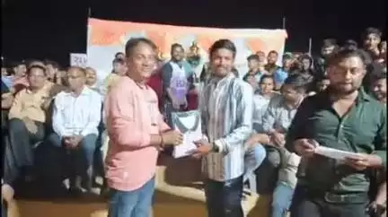 પાટણ વેરાવળ: સોમનાથ ખાતે સદભાવના મેદાન ખાતે હિન્દુસમાજ દ્રારા  લાઇવ નાઇટ ક્રિકેટ મેચ ટુર્નામેન્ટ નુ આયોજન કરાયુ વિજેતા ટીમને સન્માનિત