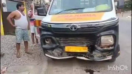 सोनभद्र तेज रफ्तार एंबुलेंस निजी कार को मारी टक्कर चालक फरार