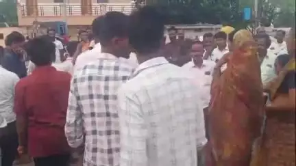 ತಾಳಿಕೋಟಿ: ಅಕ್ರಮ ಸರಾಯಿ ಮಾರಾಟದ ವಿರುದ್ಧ ಮಿಣಜಿಗಿ ಗ್ರಾಮದ ಮಹಿಳೆಯರ ಆಕ್ರೋಶ  #localissue