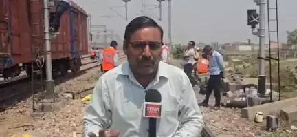 बुलंदशहर: खुर्जा जंक्शन रेलवे स्टेशन पर मालगाड़ी हुई डिरेल,अनियंत्रित होकर मालगाड़ी के दो डब्बे पटरी से उतरे।
#khurja
