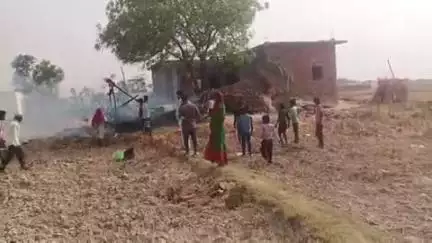 भदोही कलनूआ में सतीश कुमार शर्मा ने बताया कि हमारे घर पर मदहा में आग लगने से हजारों का नुकसान धू धू कर जलकर राख