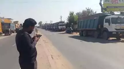 झुंझुनू RTO ऑफिस के आगे डम्फर चालकों ने लगाया जाम।