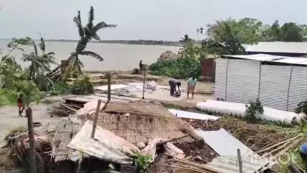 দক্ষিণ শালমাৰা: প্ৰবল বৰষুণৰ ফলত ওৱাহাব বজাৰত তীব্ৰ গৰাখহনীয়া, নৈত জাহ যায় প্ৰায় ২০টা পৰিয়ালৰ বাসগৃহ