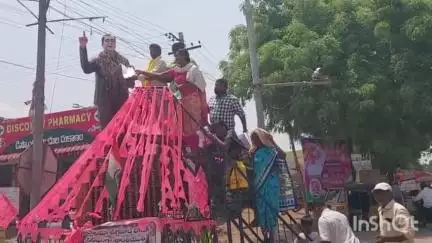 శంకరపట్నం: ఇందిరమ్మ ఇల్లు మంజూరు చేయాలని అంబేద్కర్ కు వినతి పత్రం అందజేసిన మహిళలు