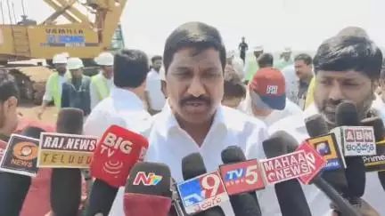 మచిలీపట్నం: బందరు పోర్టు నిర్మాణ పనులను ఇన్ టైమ్లో పూర్తి చేసేందుకు కృషి చేస్తున్నామని తెలిపిన మంత్రి బీసీ జనార్ధన్ రెడ్డి