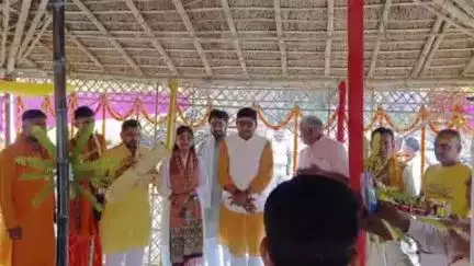 इसुआपुर: रामचौड़ा बंगरा गांव में श्री राम महायज्ञ और शिव मूर्ति प्राण प्रतिष्ठा के लिए भव्य कलश यात्रा निकाली गई